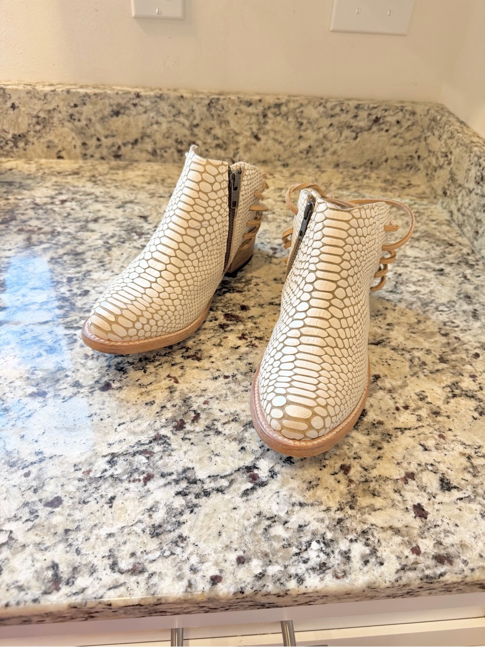 Freebird by Steven Jojo size 7 white snake skin mules